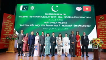 Các đại biểu chụp ảnh kỷ niệm tại sự kiện.