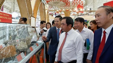 Lãnh đạo Bộ Nông nghiệp và Môi trường tham quan các gian hàng triển lãm ngành nông nghiệp và môi trường.