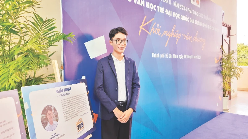 Trần Văn Thiên, sinh viên Trường đại học Y Dược Thành phố Hồ Chí Minh đoạt giải nhất thể loại truyện ngắn Giải thưởng Văn học trẻ Đại học Quốc gia Thành phố Hồ Chí Minh lần 2.