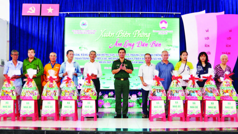 Thủ trưởng Ban Chỉ huy Bộ đội Biên phòng Thành phố Hồ Chí Minh trao quà tặng các hộ dân xã Nhà Bè trong chương trình “Xuân Biên phòng ấm lòng dân bản” năm 2026.