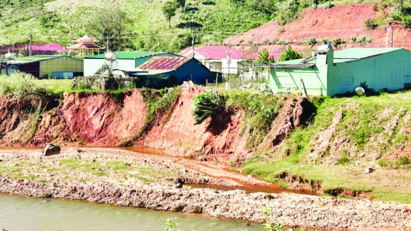 Sạt lở suối Đăk Ter tạo thành những vực sâu lấn vào khu dân cư.