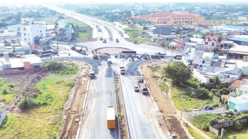 Đường tỉnh 823D, trục giao thông kết nối Tây Ninh với Thành phố Hồ Chí Minh đang được đơn vị thi công đẩy nhanh tiến độ.