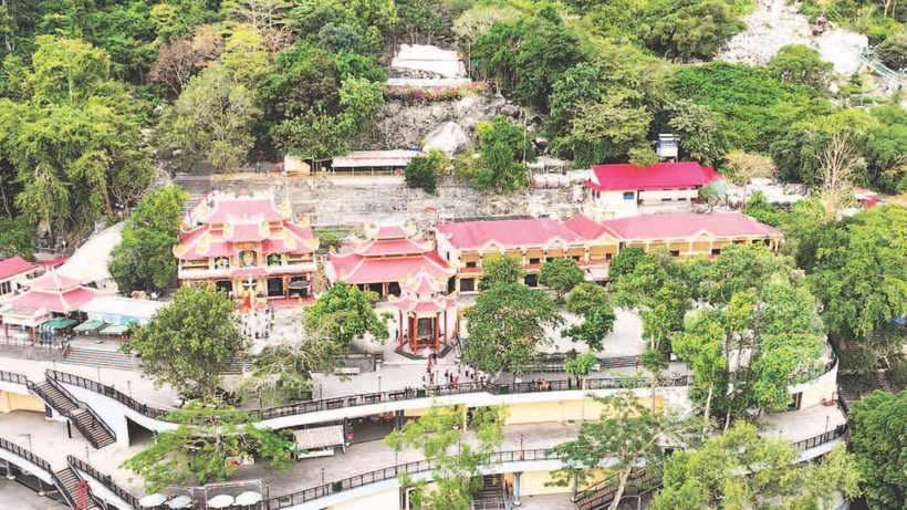 Không gian du lịch xanh điện Bà Linh Sơn Thánh Mẫu, một trong những địa điểm du lịch tâm linh nổi tiếng thuộc quần thể Núi Bà Đen, Tây Ninh.