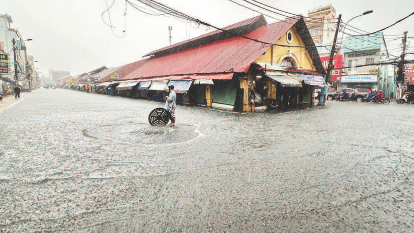 Ngập úng tại chợ Thủ Đức. (Ảnh PHẠM HỮU)