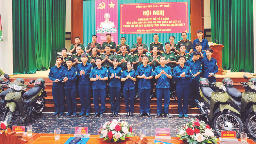 Lãnh đạo Tổng cục Hậu cần-Kỹ thuật trao tặng xe cho đại diện các ban chỉ huy quân sự cấp xã thuộc tỉnh Đồng Nai.