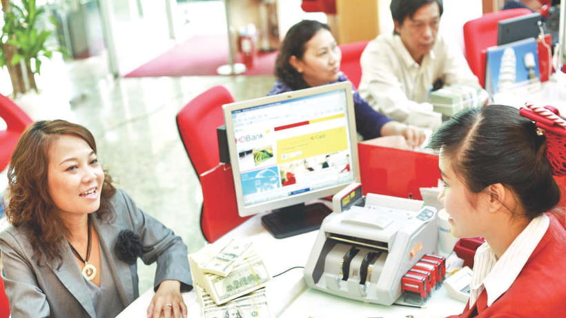 Khách hàng giao dịch kiều hối ở ngân hàng tại Thành phố Hồ Chí Minh. (Ảnh THẾ ANH)