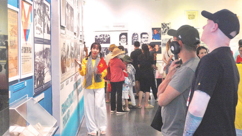 Du khách tham quan Bảo tàng Chứng tích Chiến tranh. (Ảnh MẠNH HẢO)
