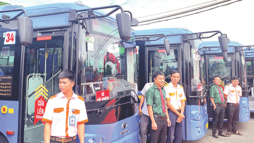 Thành phố Hồ Chí Minh tổ chức đấu thầu hầu hết là các tuyến xe buýt chạy điện, năng lượng xanh phục vụ hành khách. (Ảnh QUÝ HIỀN)