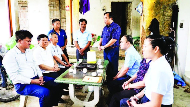 Đoàn công tác của Ủy ban Mặt trận Tổ quốc thành phố Hà Nội thăm, tặng quà hộ gia đình có hoàn cảnh khó khăn trên địa bàn xã Trần Phú.