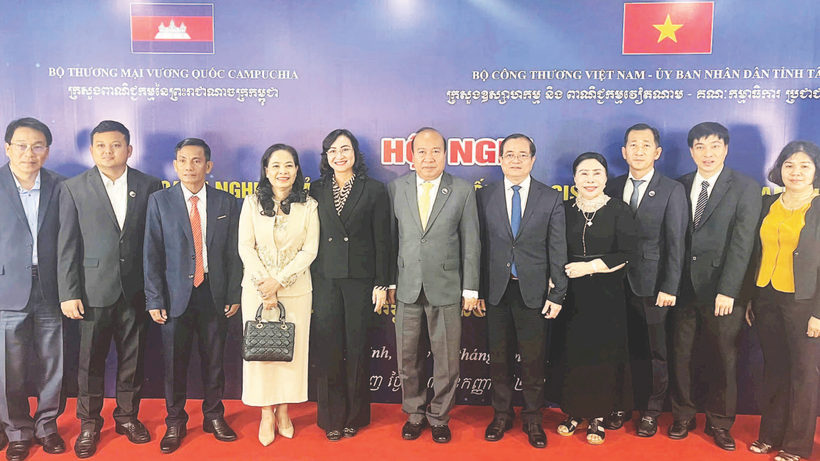 Lãnh đạo Bộ Công thương Việt Nam, Bộ Thương mại Vương quốc Campuchia, Ủy ban nhân dân tỉnh Tây Ninh tại Hội nghị “Kết nối doanh nghiệp sản xuất, phân phối và logistics Việt Nam-Campuchia”.