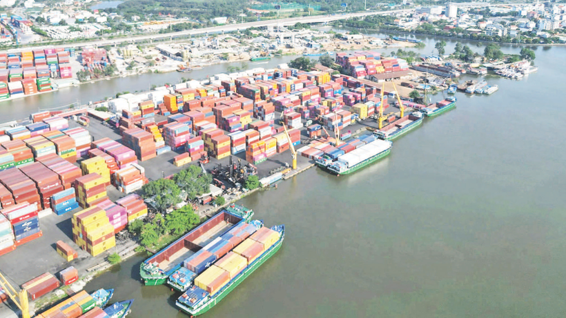 Bốc dỡ hàng hóa tại cảng Trường Thọ, phường Bình Trưng, Thành phố Hồ Chí Minh. (Ảnh THẾ ANH)