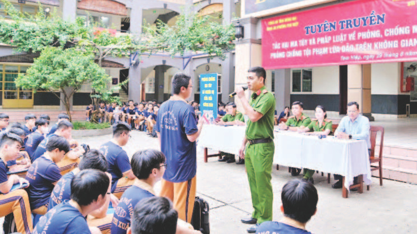 Công an phường Tam Hiệp, tỉnh Đồng Nai tuyên truyền phòng chống tội phạm lừa đảo công nghệ cao tại Trường THPT Bùi Thị Xuân.