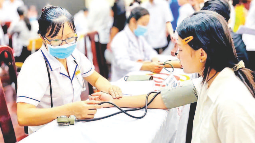 Cán bộ Trạm Y tế xã Lộc Quang, tỉnh Đồng Nai khám bệnh cho người dân.