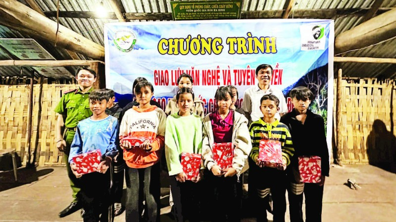 Trao quà cho các em học sinh nghèo vượt khó học giỏi tại vùng đệm Vườn quốc gia Kon Ka Kinh.