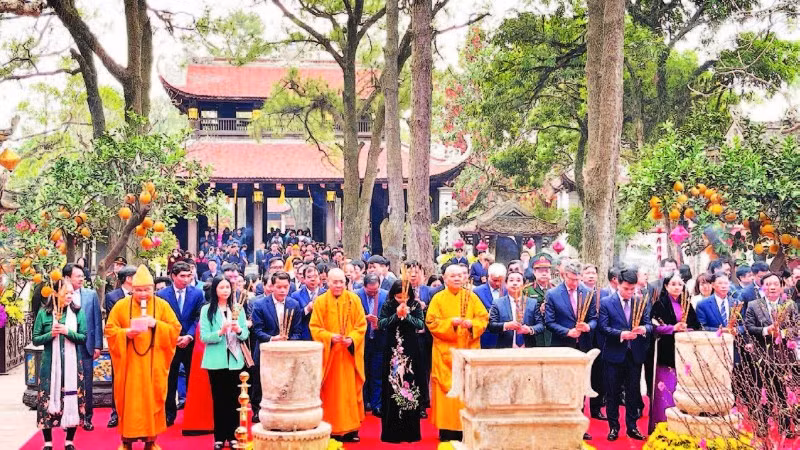 Các đại biểu và du khách thập phương dâng hương tại Chùa Côn Sơn nhân dịp Lễ hội mùa Xuân Côn Sơn-Kiếp Bạc năm 2025.