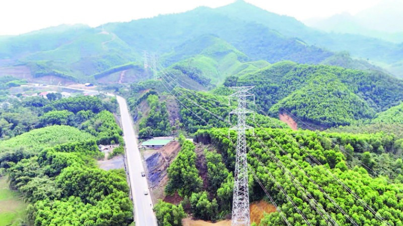 Nhờ sự vào cuộc tích cực của chính quyền các cấp và sự đồng tình, ủng hộ của người dân trong công tác giải phóng mặt bằng, dự án đường dây 220 kV Nghĩa Lộ-Việt Trì qua tỉnh Phú Thọ đã cơ bản hoàn thành.