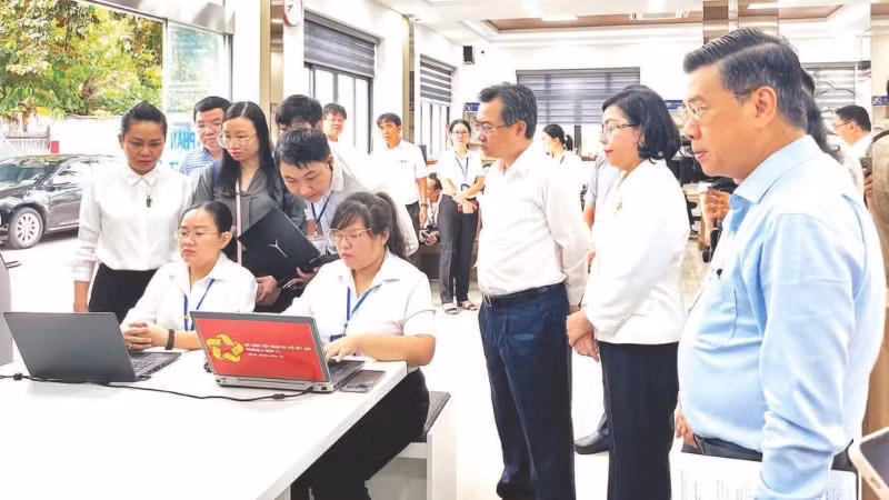 Tổ công tác số 1 khảo sát buổi vận hành thử nghiệm mô hình chính quyền địa phương cấp xã tại trụ sở Ủy ban nhân dân phường Bình Thới. (Ảnh MẠNH HẢO)