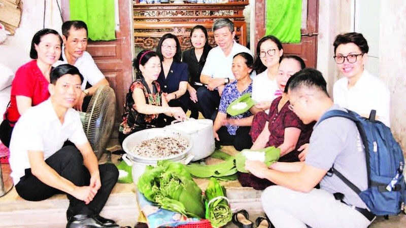 Bà Đỗ Thị Sâm (áo nâu) cùng các thành viên Câu lạc bộ LTHTGN thôn Đoài Khê, Hội Phụ nữ và các tình nguyện viên xã Đan Phượng.