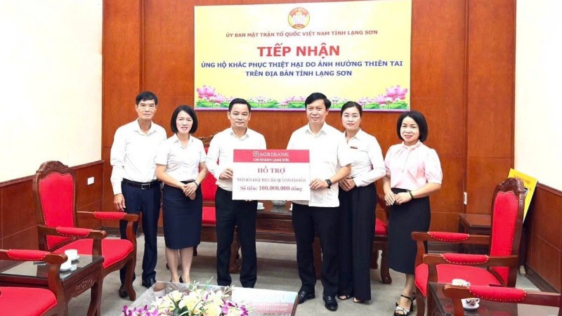 Agribank chi nhánh Lạng Sơn trao phần ủng hộ cho Ủy ban Mặt trận Tổ quốc tỉnh Lạng Sơn.