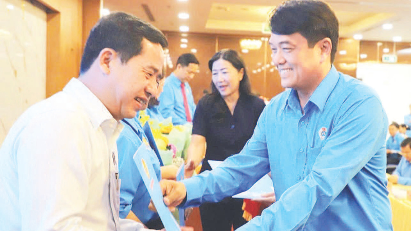 Đại diện Liên đoàn Lao động Thành phố Hồ Chí Minh trao quyết định thành lập công đoàn xã, phường, đặc khu cho các đơn vị.