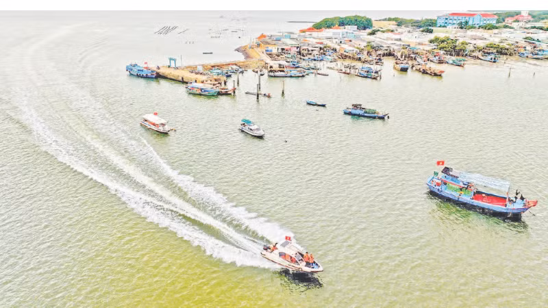 Cán bộ, chiến sĩ Bộ đội Biên phòng Thành phố Hồ Chí Minh tuần tra, kiểm soát trên sông.