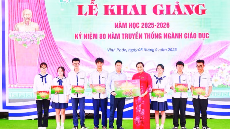 Trao tặng học bổng “Cùng em tiến bước” cho học sinh Trường THPT Trần Phú.