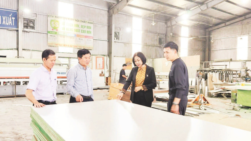 Lãnh đạo phường Đồng Sơn thăm, kiểm tra một cơ sở sản xuất trên địa bàn.