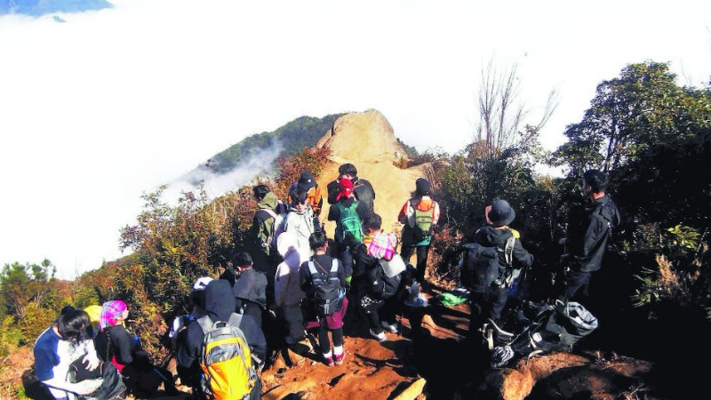 Đoạn đường dốc nhất là khoảng 7 km đầu tiên, nguy hiểm nhất là đoạn đi qua sống lưng khủng long dài khoảng 2 km.