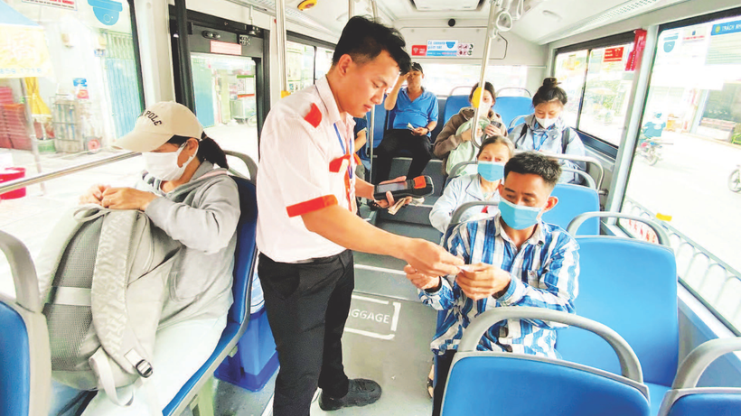 Tuyến xe buýt 103 vừa trúng thầu đi vào khai thác hoạt động, với phương tiện sử dụng năng lượng điện, thân thiện môi trường.