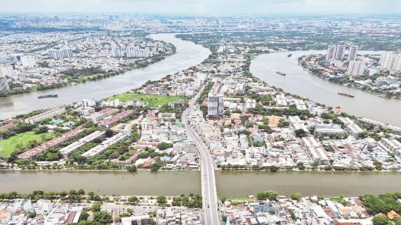 Bán đảo Thanh Đa nhìn từ trên cao và con đường độc đạo kết nối khu vực lân cận. (Ảnh THẾ ANH)