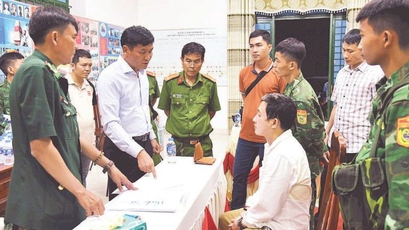 Đại tá Lê Văn Vỹ (áo trắng, bên trái), Chỉ huy trưởng Bộ Chỉ huy Bộ đội Biên phòng tỉnh Tây Ninh, truy xét nóng một nghi phạm buôn bán, vận chuyển ma túy.