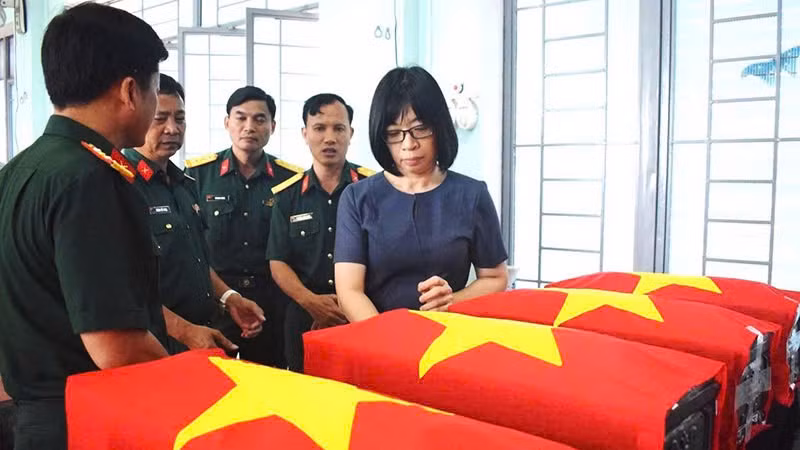 Lãnh đạo tỉnh Gia Lai cùng Đoàn công tác thăm, viếng 18 hài cốt liệt sĩ.