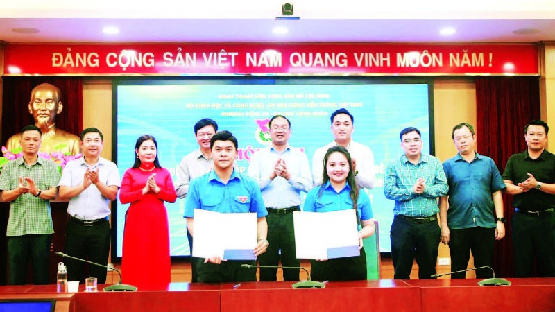 Đoàn Thanh niên Trường đại học Công đoàn và Đoàn Thanh niên phường Đống Đa ký kết hợp tác thúc đẩy ứng dụng khoa học-công nghệ, chuyển đổi số trên địa bàn. (Ảnh ÁNH NGUYỆT)
