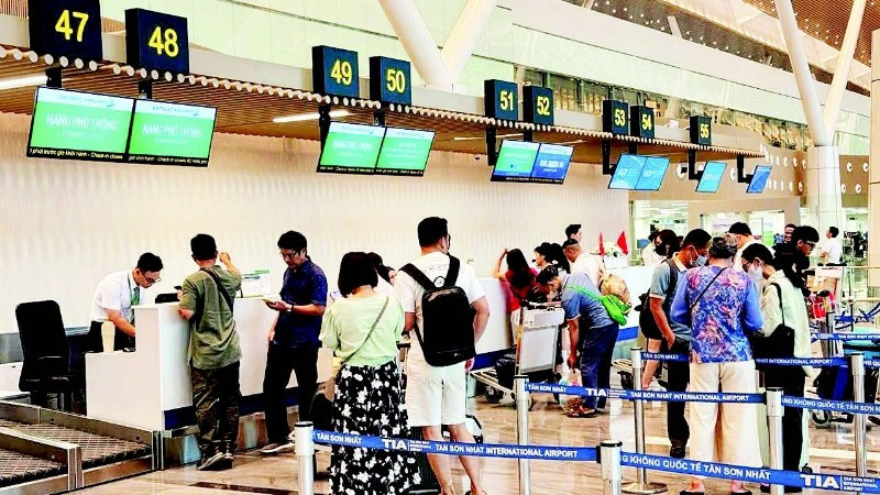 Hành khách làm thủ tục bay tại nhà ga T3, Sân bay Tân Sơn Nhất.