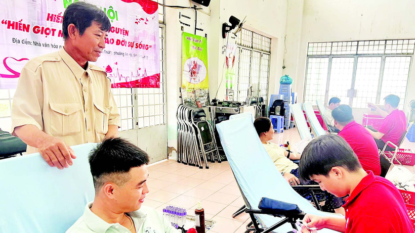 Cả gia đình ông Trần Vĩnh Phúc (người đứng) đều tham gia hiến máu tình nguyện.