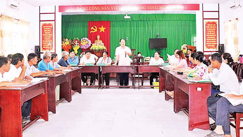 Đại diện Phòng giao dịch Ngân hàng Chính sách xã hội Châu Thành A họp giao ban với các tổ chức chính trị-xã hội, các tổ trưởng tổ tiết kiệm và vay vốn xã Tân Hòa.