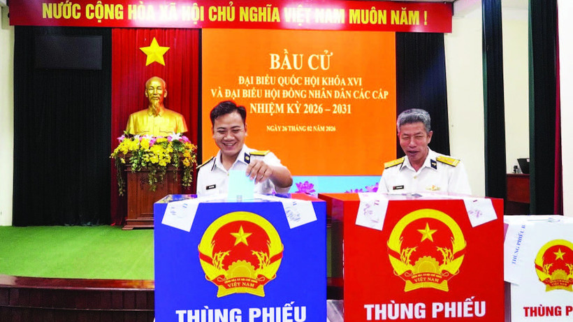 Thành phố Hồ Chí Minh có 4 khu vực tiến hành bỏ phiếu sớm. Ngày 26/2, cử tri vui vẻ tham gia bỏ phiếu bầu cử sớm ở Lữ đoàn 129 Hải quân. (Ảnh LÊ ĐÌNH THÌN)