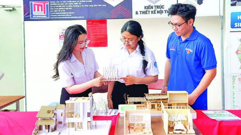 Em Phương Thanh và Nguyễn Thanh Thảo, sinh viên Trường đại học Xây dựng miền Tây (áo trắng) cùng các bạn trao đổi học tập.