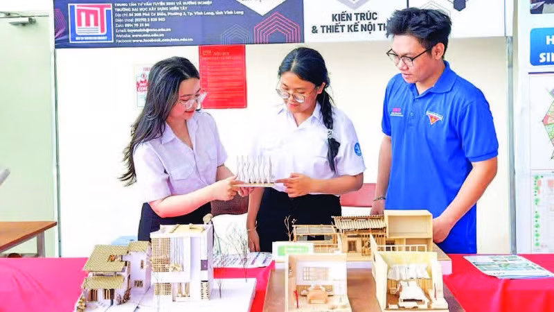 Em Phương Thanh và Nguyễn Thanh Thảo, sinh viên Trường đại học Xây dựng miền Tây (áo trắng) cùng các bạn trao đổi học tập.