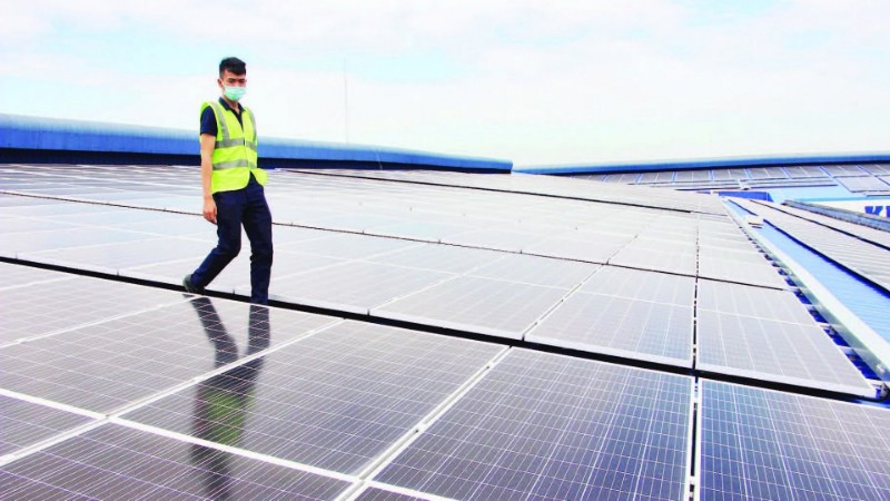 Kiểm tra hệ thống điện mặt trời mái nhà tại doanh nghiệp ở phường Bình Tân.