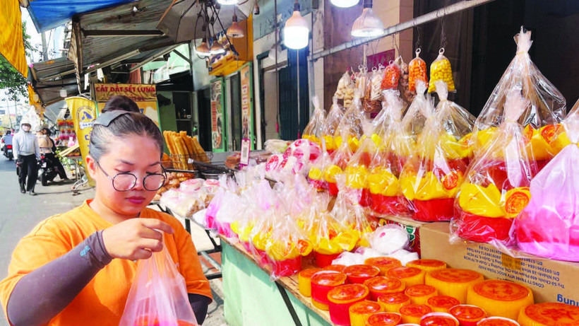 Một sạp bán bánh tổ và các loại bánh dâng cúng năm mới khác ở khu vực Chợ Lớn.