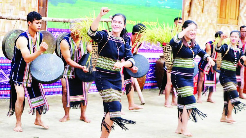 Điệu xoang vui tươi trong nhịp chiêng tại lễ cầu mùa của người M'Nông ở Lâm Đồng.