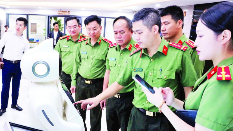 Cán bộ, chiến sĩ Công an Hà Nội tham quan mô hình Trợ lý ảo Chatbot AI và Tổng đài viên AI.