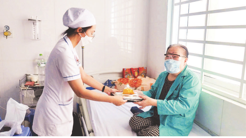 Hàng trăm suất cơm mỗi ngày dành cho bệnh nhân nghèo tại Bệnh viện đa khoa Yersin Nha Trang.