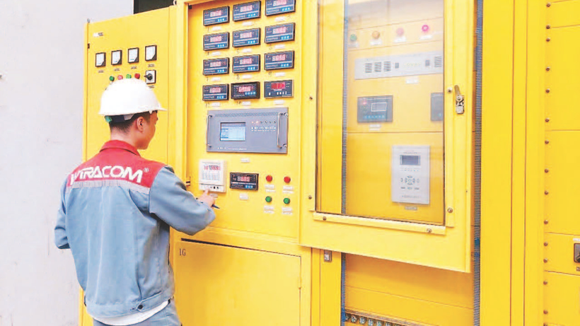 Kỹ thuật viên đang vận hành hệ thống tại Nhà máy thủy điện Cẩm Thủy 1, xã Cẩm Thạch, tỉnh Thanh Hóa.
