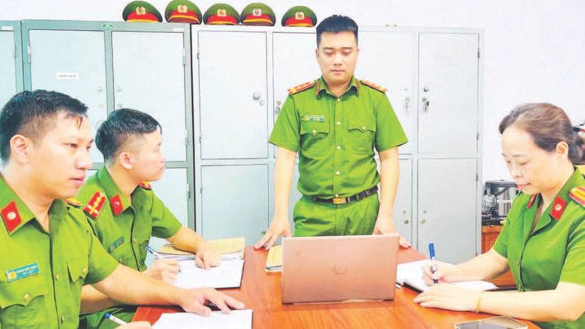 Đại úy Nguyễn Mạnh Tuấn (người đứng) lên phương án đấu tranh chống buôn bán người