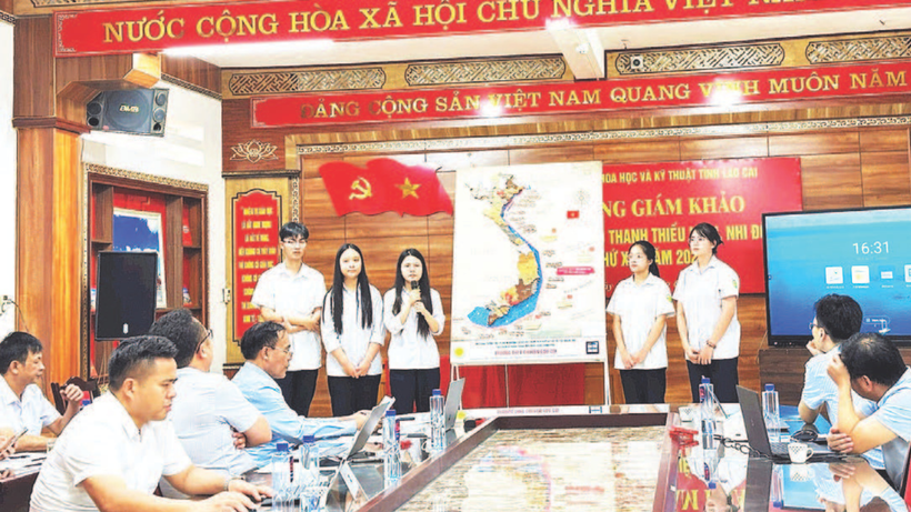 Học sinh Trường THPT Chuyên Lào Cai thuyết trình “Mô hình tương tác 25 điểm đường cơ sở Việt Nam tích hợp IoT và trí tuệ nhân tạo theo đơn vị hành chính mới nhất của Chính phủ”. (Ảnh HOÀI ANH)