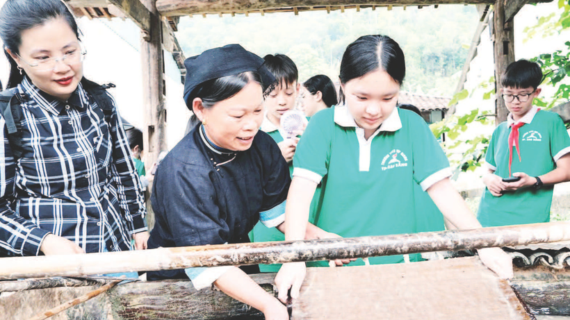 Phát triển du lịch trải nghiệm giúp đồng bào ở làng nghề làm giấy bản Dìa Trên, xã Phúc Sen, tỉnh Cao Bằng cải thiện, nâng cao thu nhập.