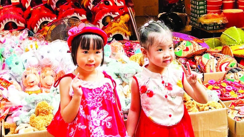 Trẻ em luôn tỏ ra thích thú khi được đi sắm Tết Trung thu.