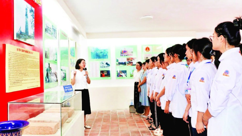 Học sinh Trường trung học phổ thông Mỹ Lộc, phường Nam Định tham quan, tìm hiểu lịch sử-văn hóa tại bảo tàng.